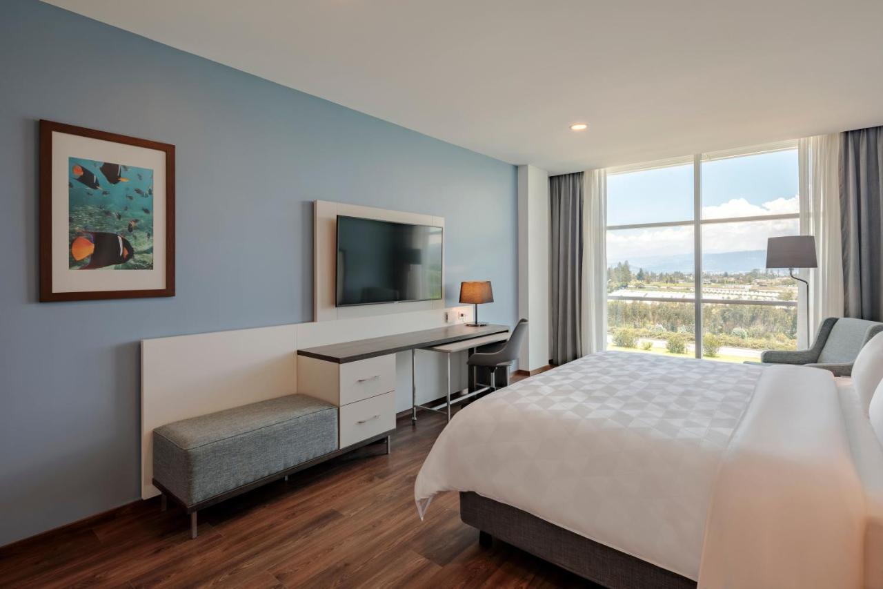 Holiday Inn - Quito Airport By Ihg Табабела Екстериор снимка A guest room at the Hilton Garden Inn in San Jose, Costa Rica