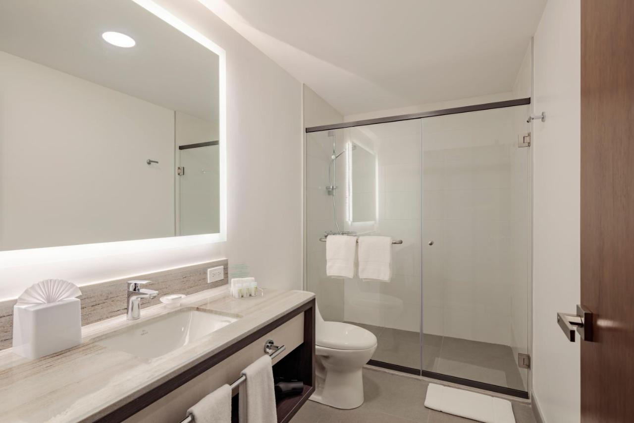 Holiday Inn - Quito Airport By Ihg Табабела Екстериор снимка A bathroom in a hotel